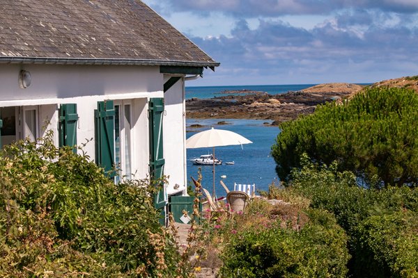 Quels sont les avantages de louer une villa en Sicile avec des visites de sites archéologiques et des dégustations de vins?